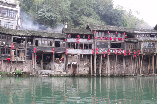 鳳凰古城沱江邊吊腳樓